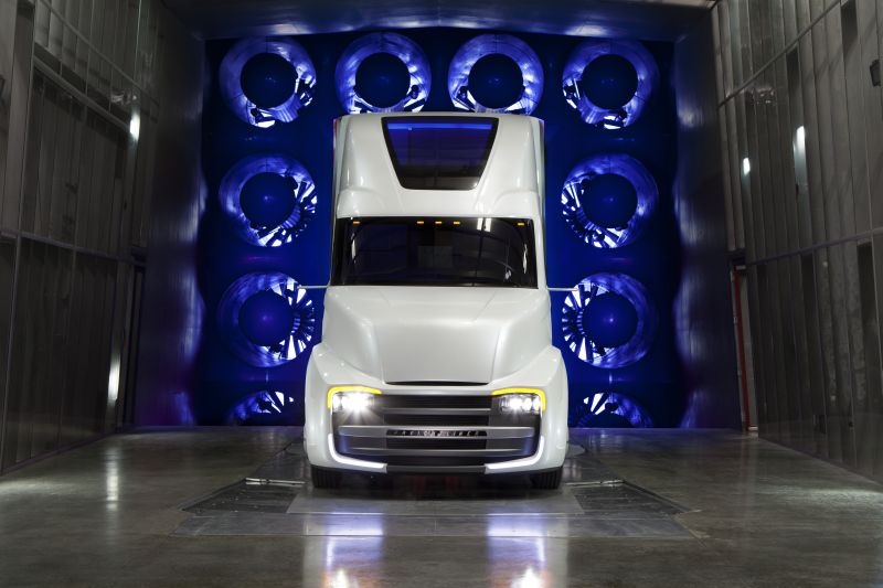 פרייטליינר Revolution Innovation Truck