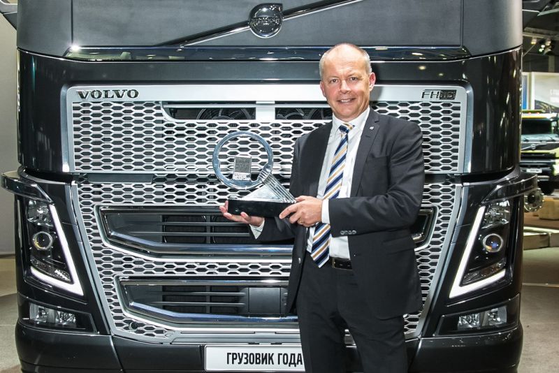 נשיא וולוו-משאיות קלאס נילסון אוחז בגביע בו זכתה ה-FH, לאחר זכייתה בתואר International Truck of the Year 2014