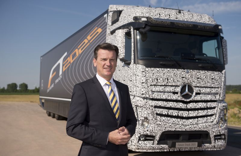 דר' וולפגנג ברנרד, ראש אגף משאיות ואוטובוסים בקונצרן דיימלר, לצד המשאית האוטונומית Future Truck 2025 concept